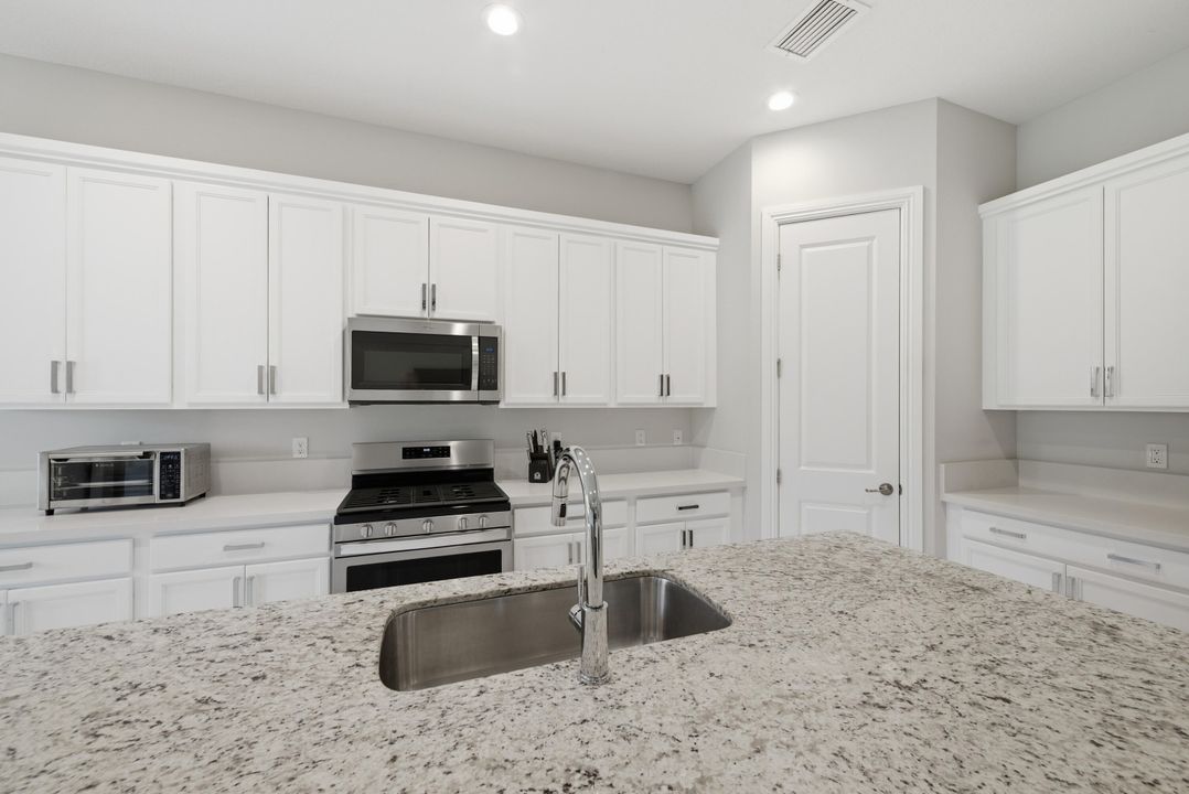 待售: $899,900 (2 贝兹, 2 浴室, 2100 平方英尺)