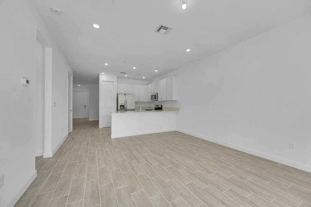 В аренду: $2,000 (2 спален, 2 ванн, 1308 Квадратных фут)