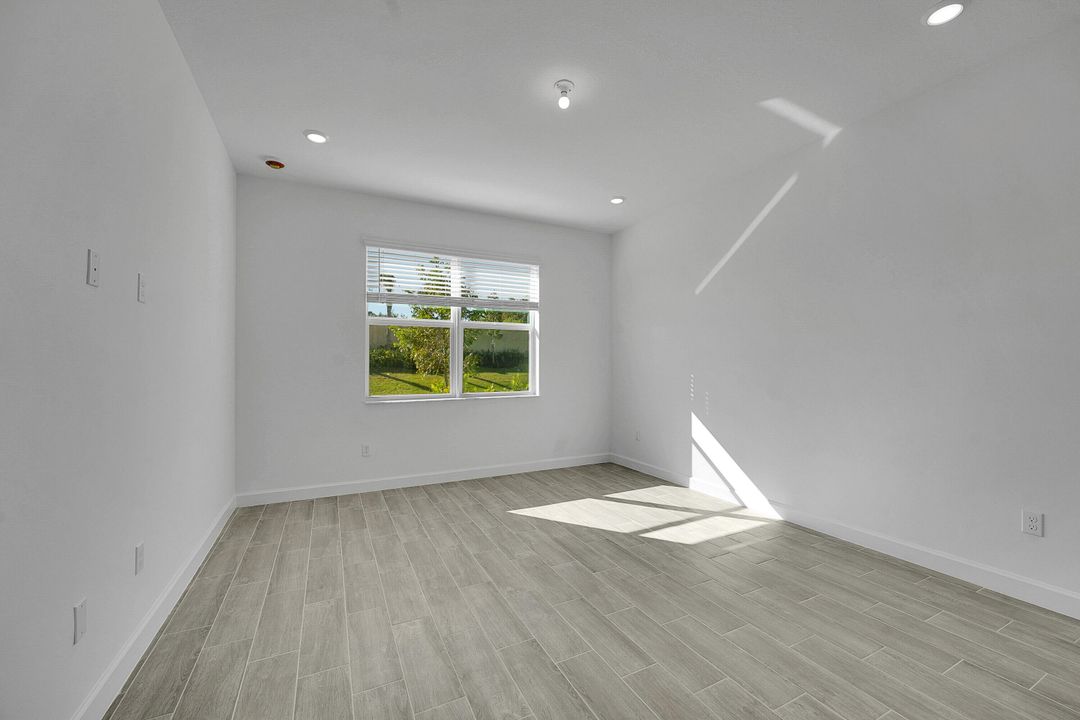 В аренду: $2,000 (2 спален, 2 ванн, 1308 Квадратных фут)