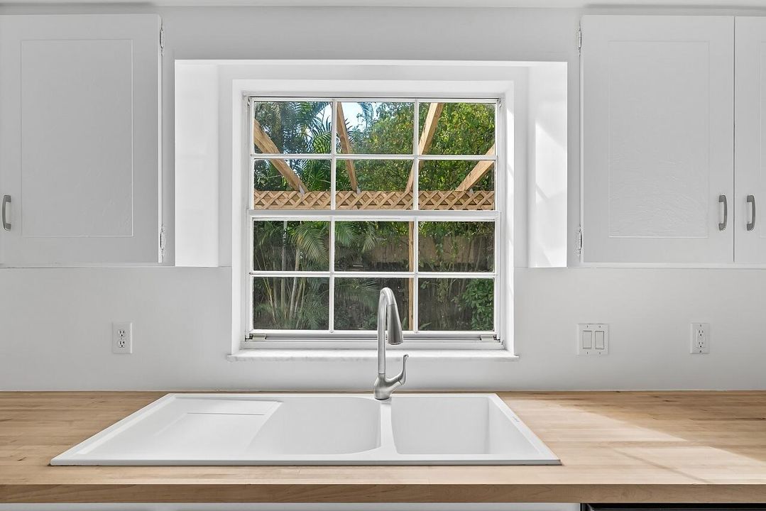 For Sale: $375,000 (4 beds, 2 baths, 1634 Square Feet)