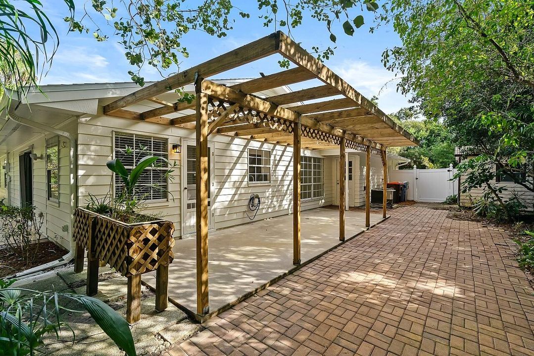 For Sale: $375,000 (4 beds, 2 baths, 1634 Square Feet)