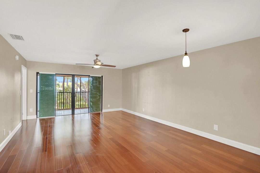 For Sale: $345,000 (2 beds, 2 baths, 1135 Square Feet)