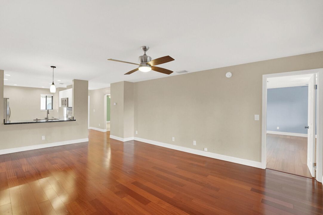 For Sale: $345,000 (2 beds, 2 baths, 1135 Square Feet)