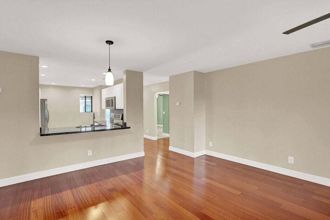 For Sale: $345,000 (2 beds, 2 baths, 1135 Square Feet)