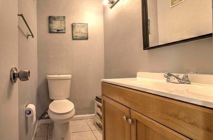 待售: $165,000 (2 贝兹, 1 浴室, 864 平方英尺)