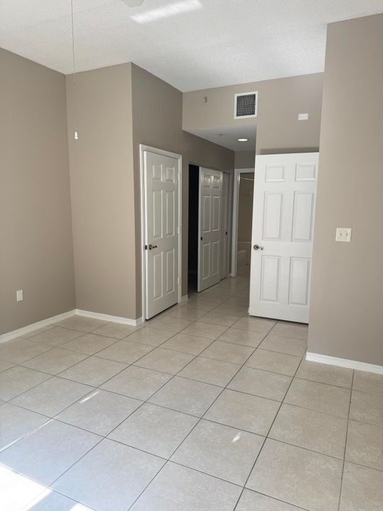 Под контрактом: $1,875 (1 спален, 1 ванн, 719 Квадратных фут)