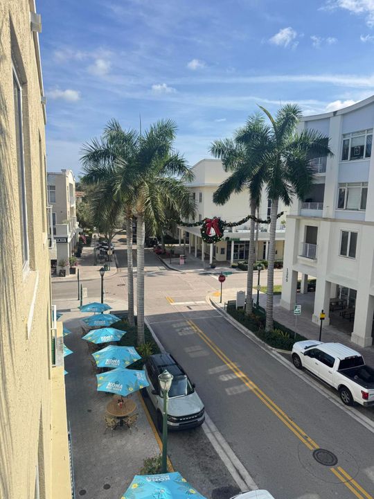 Под контрактом: $1,875 (1 спален, 1 ванн, 719 Квадратных фут)