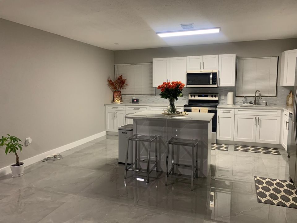 出租: $4,000 (5 贝兹, 2 浴室, 1812 平方英尺)