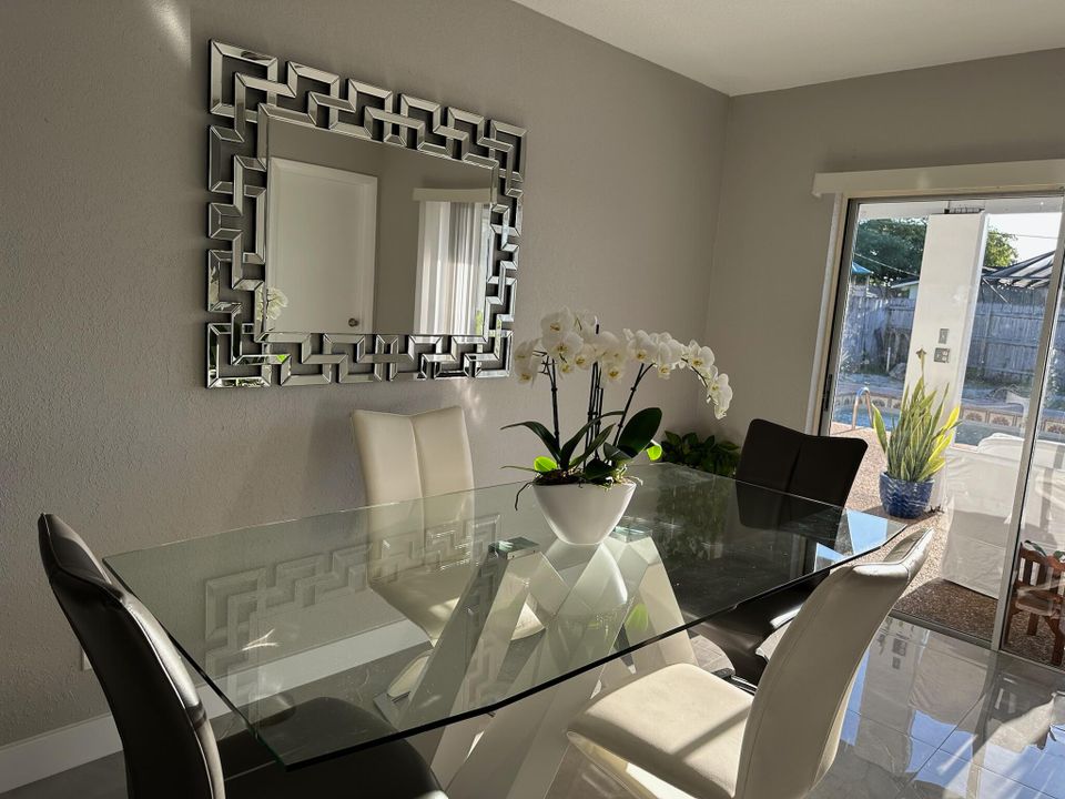 出租: $4,000 (5 贝兹, 2 浴室, 1812 平方英尺)