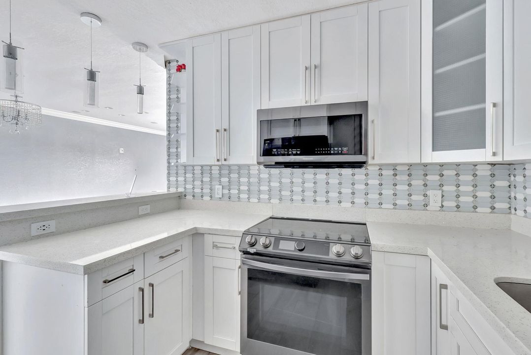 For Rent: $1,900 (2 beds, 1 baths, 775 Square Feet)