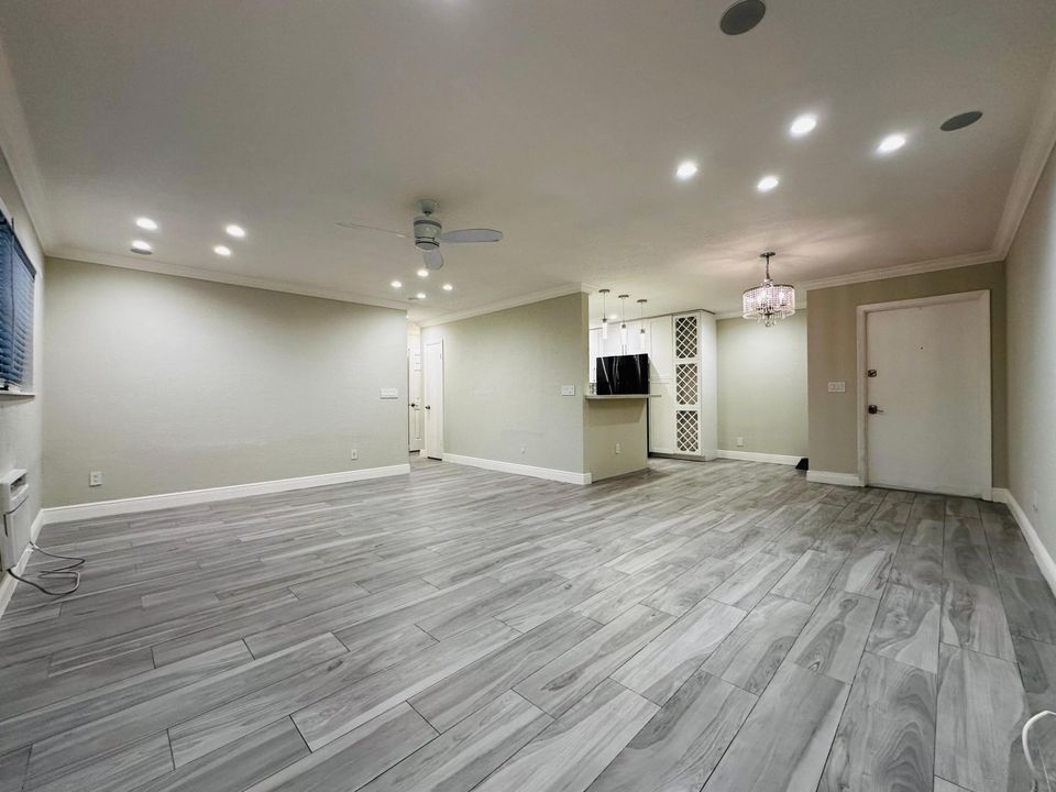 For Rent: $1,900 (2 beds, 1 baths, 775 Square Feet)