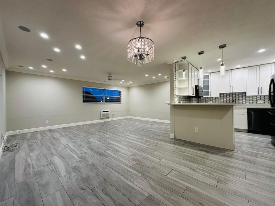 For Rent: $1,900 (2 beds, 1 baths, 775 Square Feet)