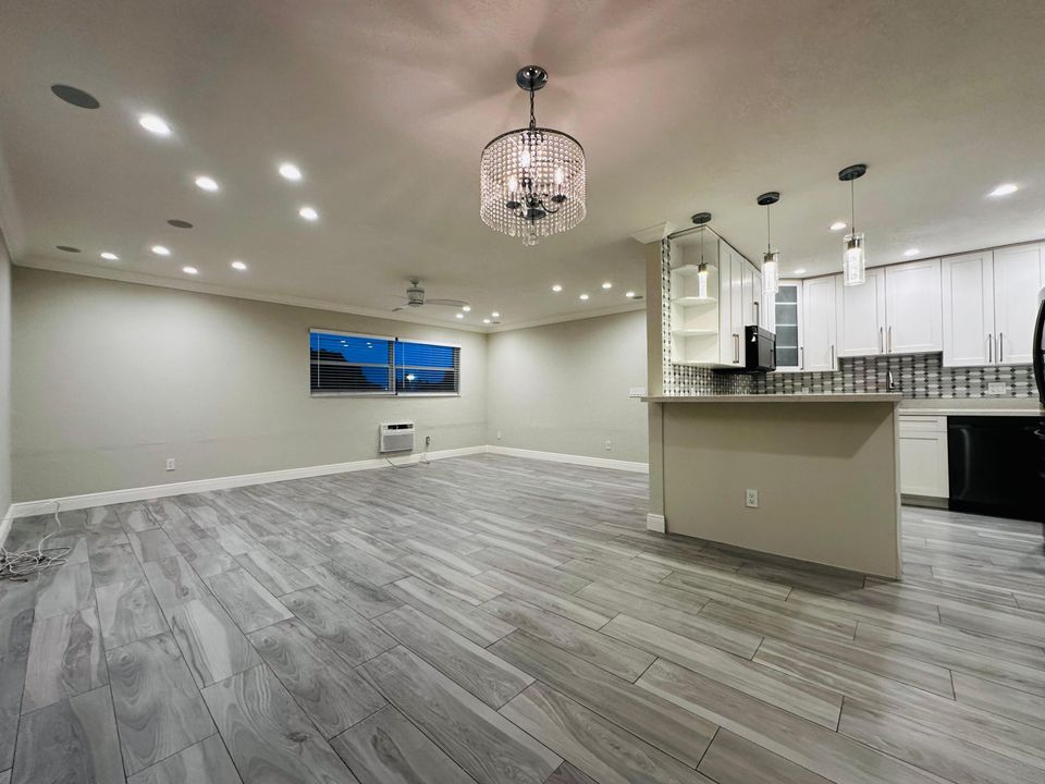 For Rent: $1,900 (2 beds, 1 baths, 775 Square Feet)