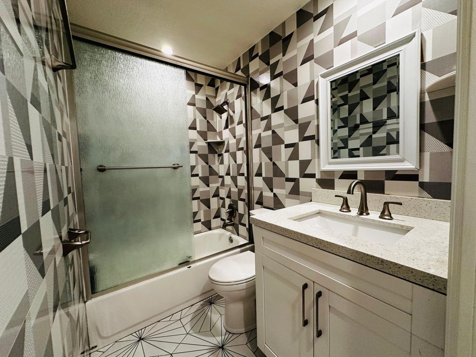 For Rent: $1,900 (2 beds, 1 baths, 775 Square Feet)