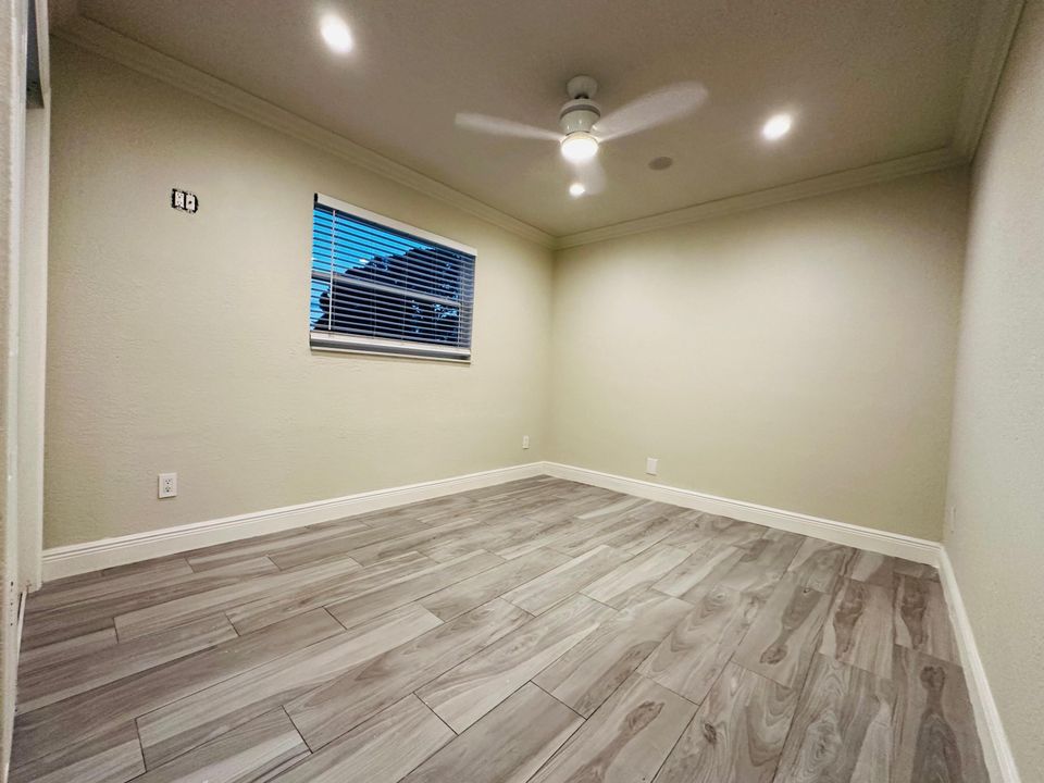 For Rent: $1,900 (2 beds, 1 baths, 775 Square Feet)