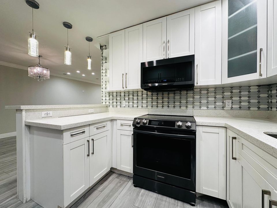 For Rent: $1,900 (2 beds, 1 baths, 775 Square Feet)