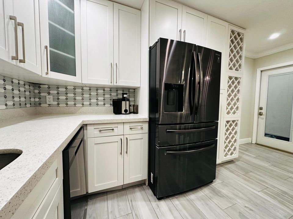 For Rent: $1,900 (2 beds, 1 baths, 775 Square Feet)