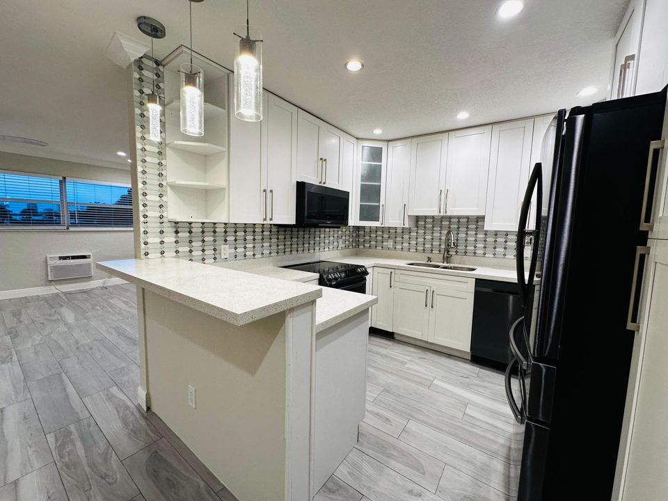 For Rent: $1,900 (2 beds, 1 baths, 775 Square Feet)