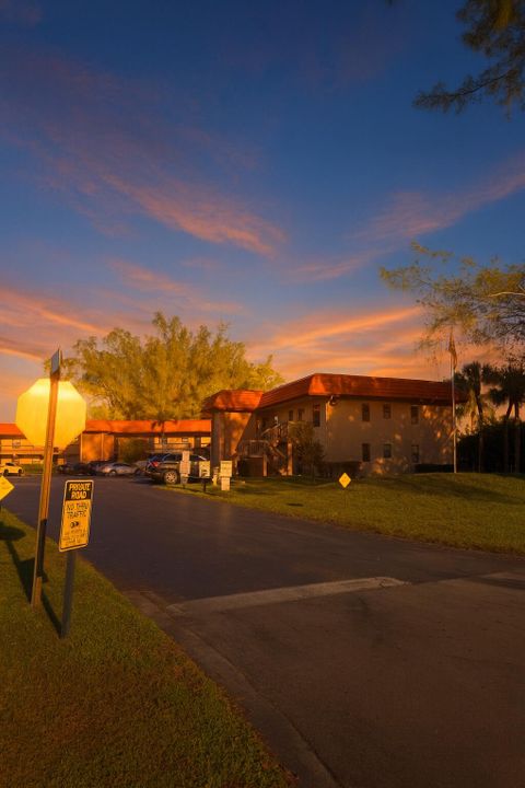 出租: $1,750 (2 贝兹, 2 浴室, 858 平方英尺)