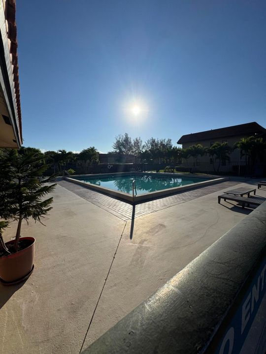 出租: $1,750 (2 贝兹, 2 浴室, 858 平方英尺)