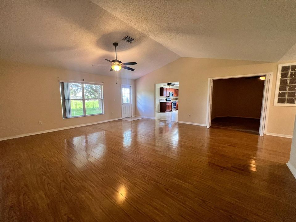 En Renta: $2,700 (4 camas, 2 baños, 2099 Pies cuadrados)