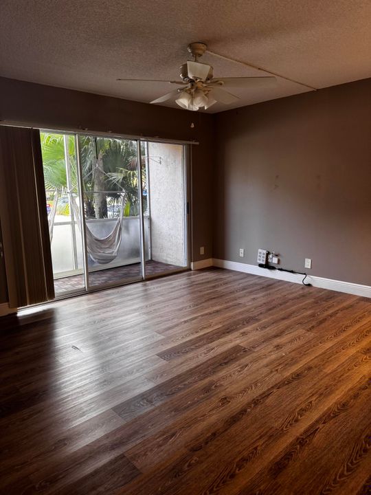 待售: $249,900 (2 贝兹, 2 浴室, 965 平方英尺)