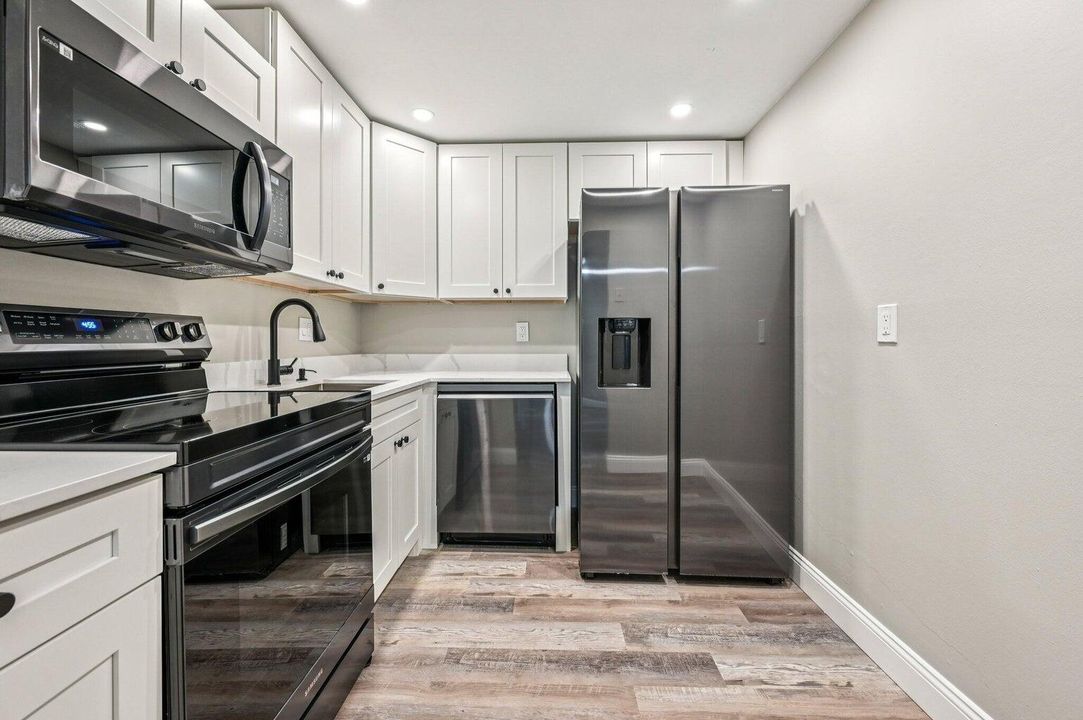 For Rent: $2,800 (2 beds, 2 baths, 936 Square Feet)