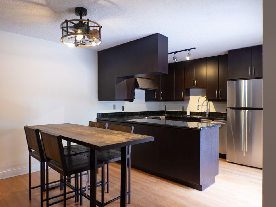 For Rent: $2,750 (2 beds, 2 baths, 1230 Square Feet)