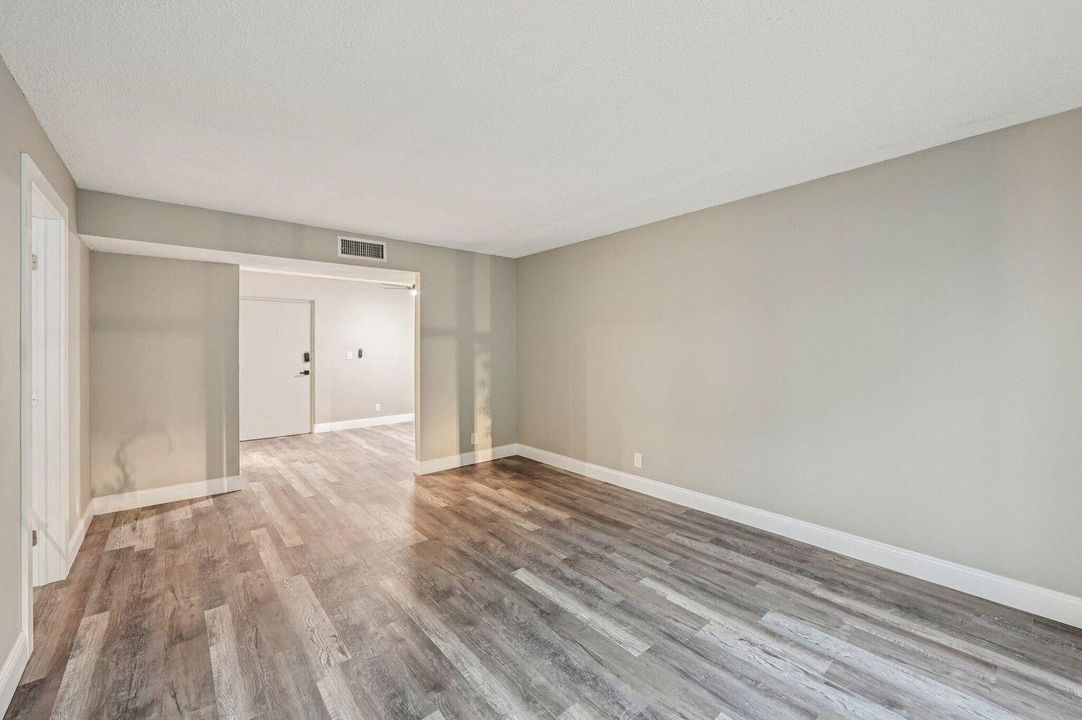 For Rent: $2,800 (2 beds, 2 baths, 936 Square Feet)