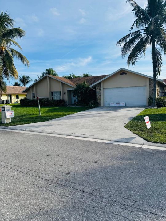 For Sale: $499,999 (4 beds, 2 baths, 1934 Square Feet)