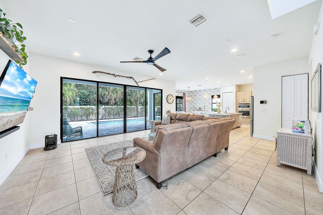 For Sale: $960,000 (5 beds, 4 baths, 3016 Square Feet)