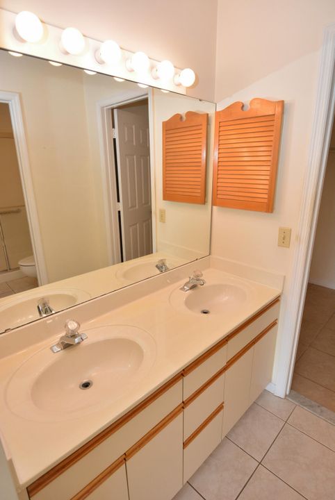 待售: $264,000 (2 贝兹, 2 浴室, 1181 平方英尺)