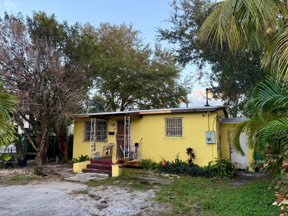 For Sale: $300,000 (3 beds, 1 baths, 735 Square Feet)