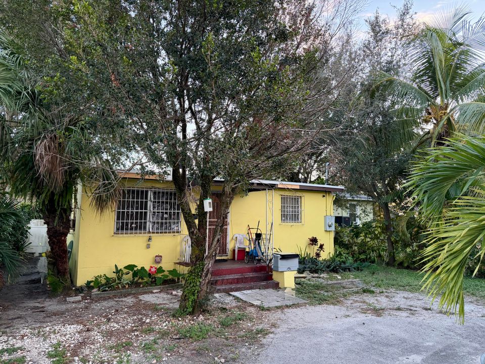 For Sale: $300,000 (3 beds, 1 baths, 735 Square Feet)