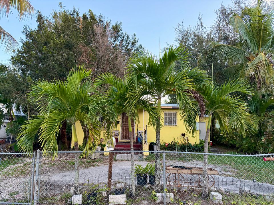 For Sale: $300,000 (3 beds, 1 baths, 735 Square Feet)
