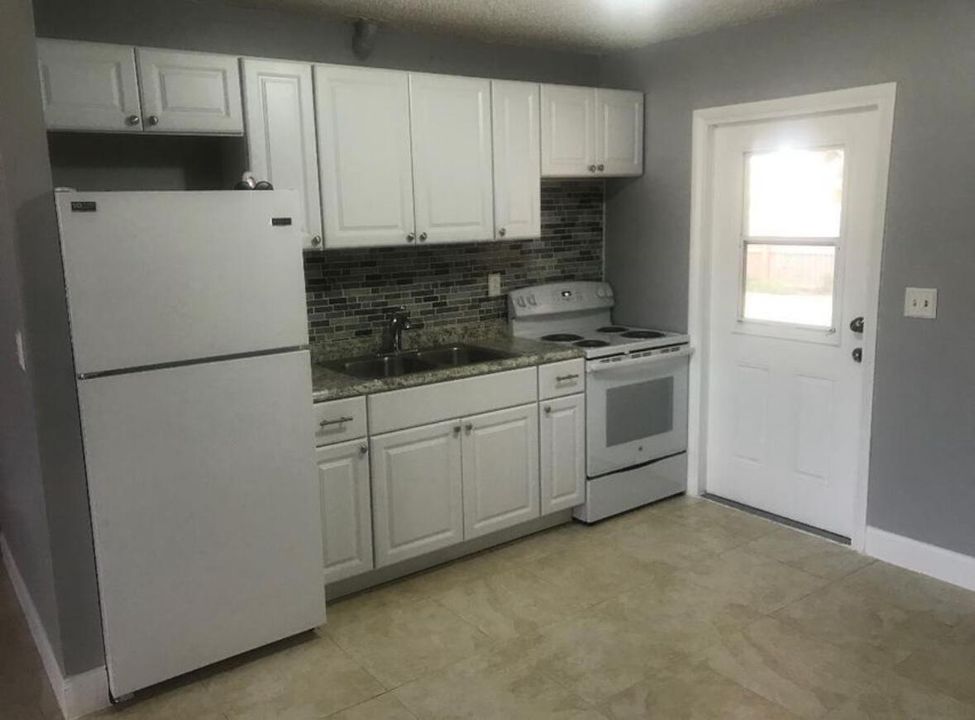 For Rent: $2,125 (2 beds, 1 baths, 900 Square Feet)