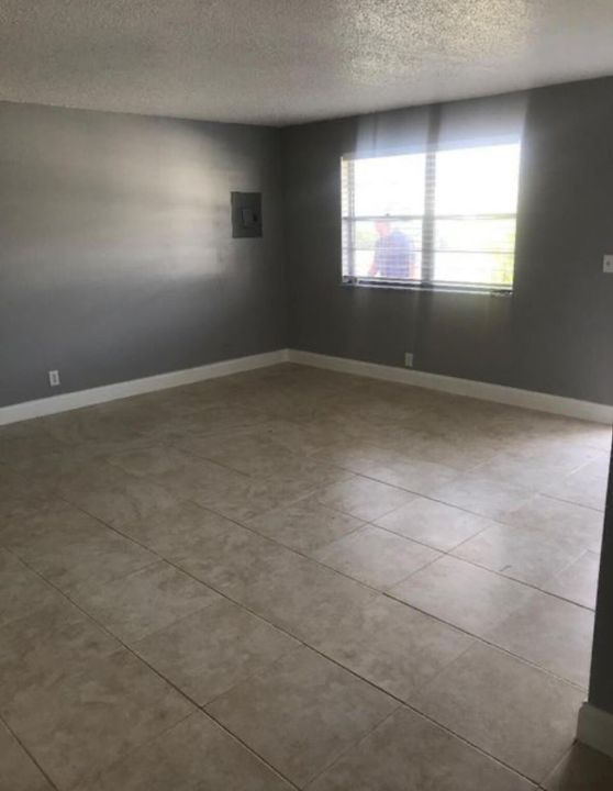 For Rent: $2,125 (2 beds, 1 baths, 900 Square Feet)