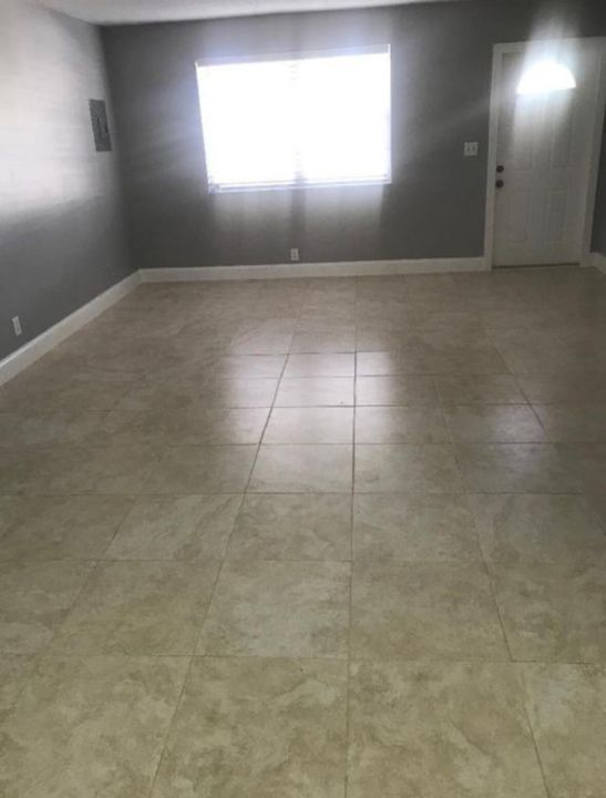 For Rent: $2,125 (2 beds, 1 baths, 900 Square Feet)