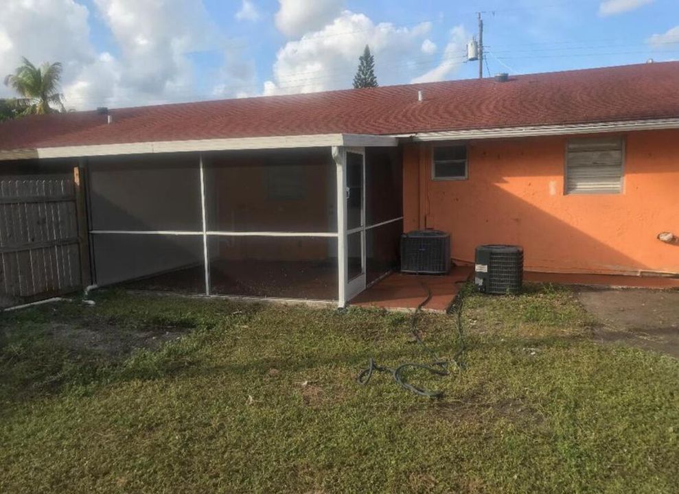 For Rent: $2,125 (2 beds, 1 baths, 900 Square Feet)