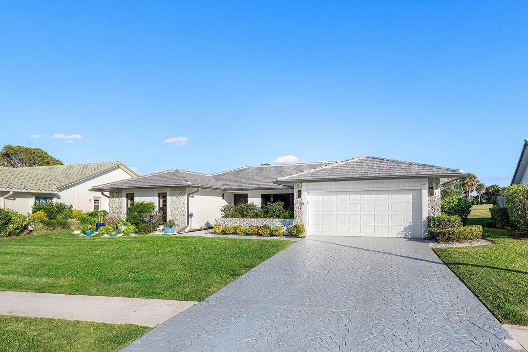 For Sale: $869,000 (3 beds, 3 baths, 2304 Square Feet)