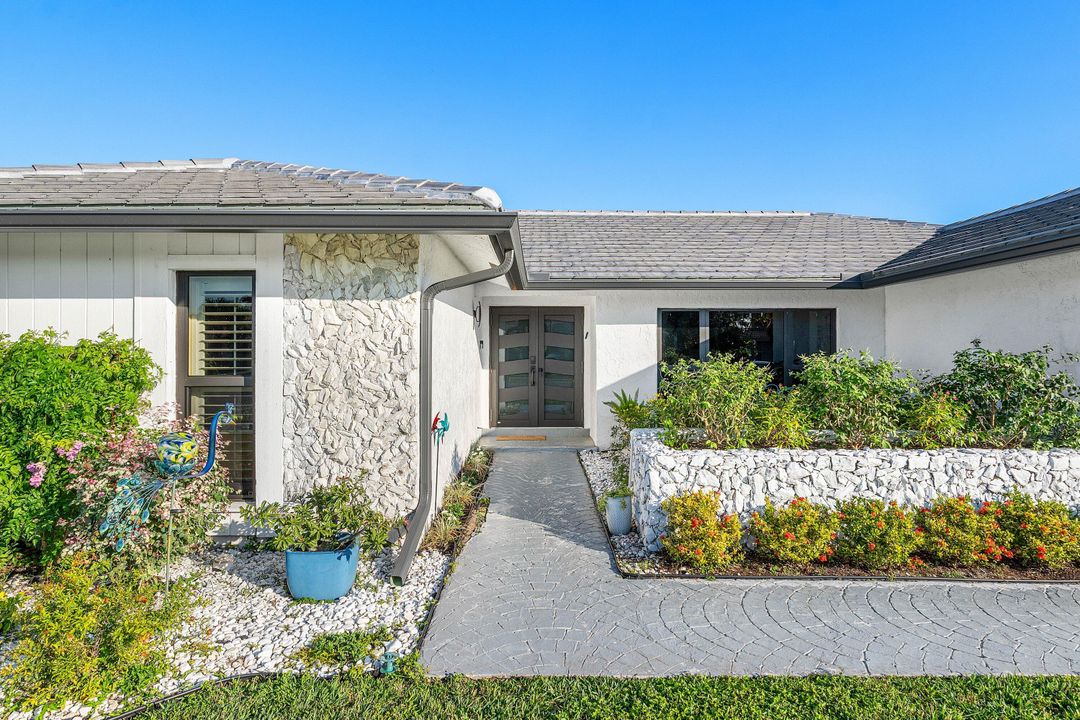 For Sale: $869,000 (3 beds, 3 baths, 2304 Square Feet)