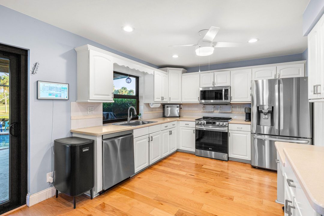 For Sale: $869,000 (3 beds, 3 baths, 2304 Square Feet)