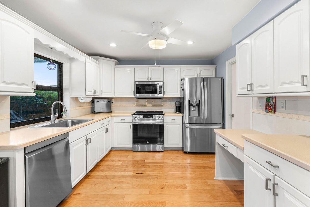 For Sale: $869,000 (3 beds, 3 baths, 2304 Square Feet)