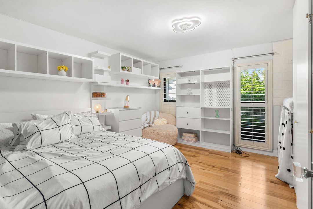 For Sale: $869,000 (3 beds, 3 baths, 2304 Square Feet)