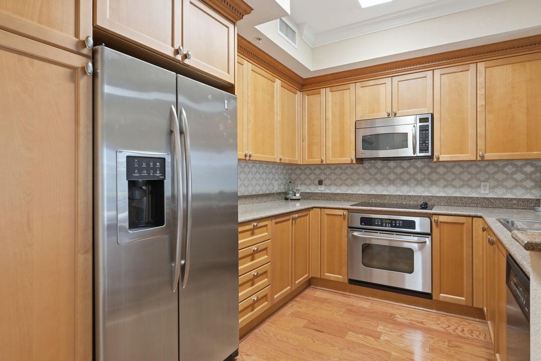 For Sale: $245,000 (1 beds, 1 baths, 817 Square Feet)