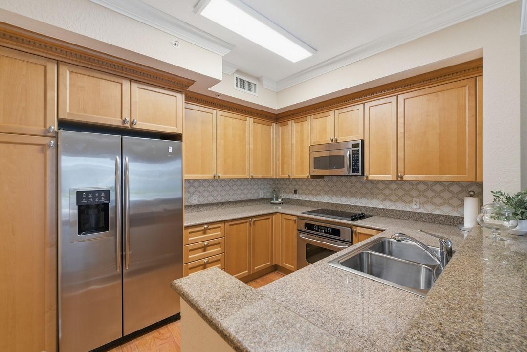 For Sale: $245,000 (1 beds, 1 baths, 817 Square Feet)