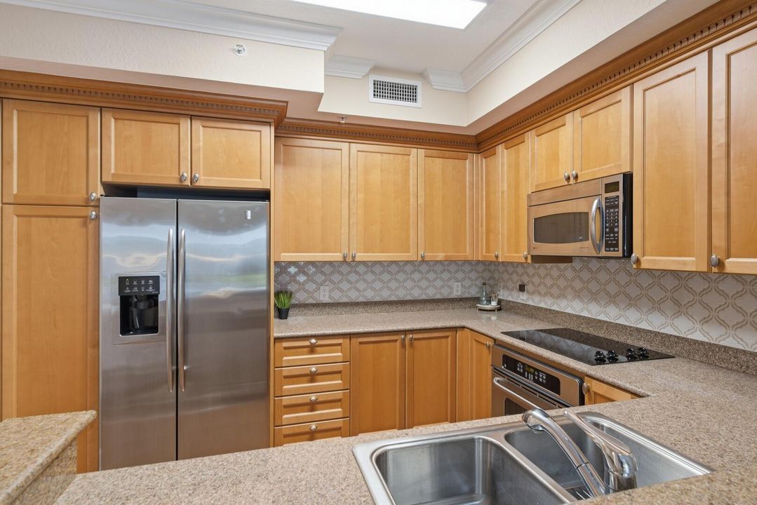 For Sale: $245,000 (1 beds, 1 baths, 817 Square Feet)