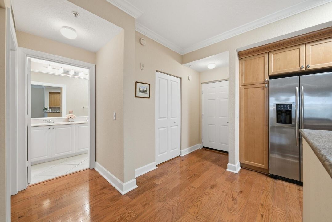 For Sale: $245,000 (1 beds, 1 baths, 817 Square Feet)