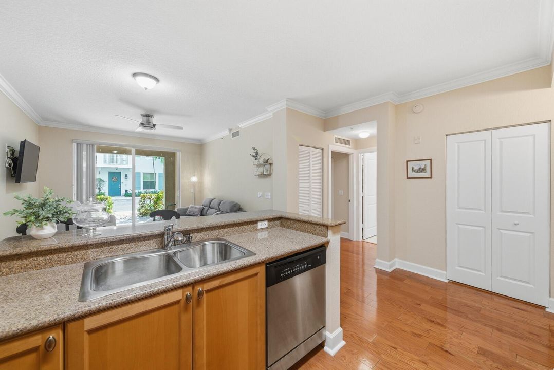 For Sale: $245,000 (1 beds, 1 baths, 817 Square Feet)