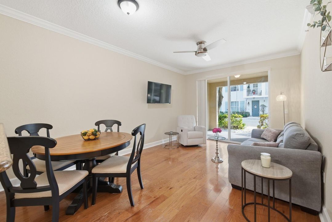 For Sale: $245,000 (1 beds, 1 baths, 817 Square Feet)